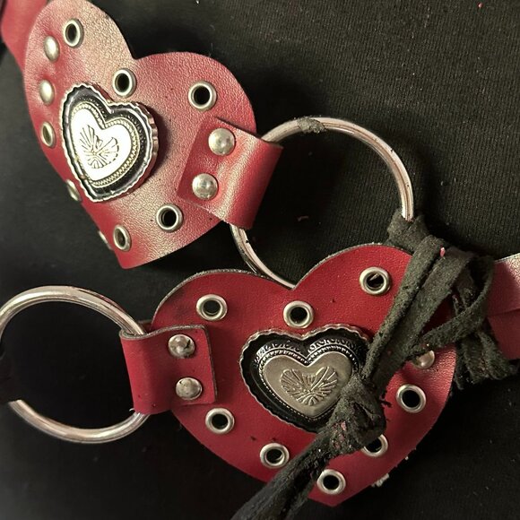 Red leather heart shaped belt - Picture 3 of 3